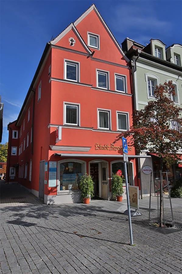 Praxis Fürstenfeldbruck Orientierungspunkt rotes Haus bei Stadtapotheke